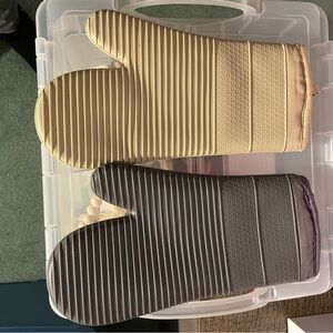 Set of Two Silicone Oven Mitts in Gray and Tan
